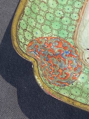 Een fijne rechthoekige Chinese Canton emaillen schaal met robijnrode achterkant en figuratief decor, Yongzheng — foto 7