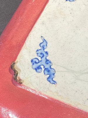 Een fijne rechthoekige Chinese Canton emaillen schaal met robijnrode achterkant en figuratief decor, Yongzheng — foto 10