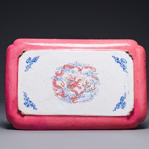 Een fijne rechthoekige Chinese Canton emaillen schaal met robijnrode achterkant en figuratief decor, Yongzheng — foto 2