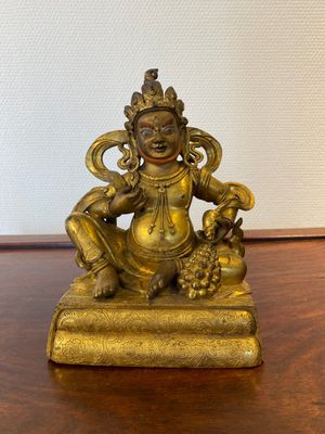 Een fijne Sino-Tibetaanse vergulde bronzen sculptuur van Jambhala, 18e eeuw — foto 1