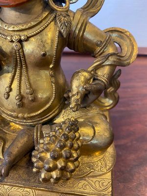 Een fijne Sino-Tibetaanse vergulde bronzen sculptuur van Jambhala, 18e eeuw — foto 6