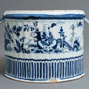 Een flessenkoeler in blauw, wit en mangaan met chinoiserie decor, Nevers, Frankrijk, 17/18e eeuw — foto 4