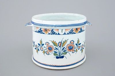 Een flessenkoeler in polychrome faïence, Rouen, Frankrijk, 19e eeuw