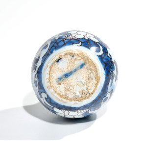 Een flesvormig Delfts vaasje met chinoiserie decor in blauwwit en mangaan, 2e helft 17e eeuw — foto 5