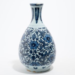 Een flesvormige blauw-witte Delftse vaas met lotusslingers in Ming-stijl, eind 17e eeuw — foto 5