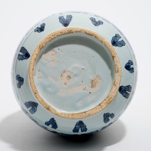 Een flesvormige blauw-witte Delftse vaas met lotusslingers in Ming-stijl, eind 17e eeuw — foto 6