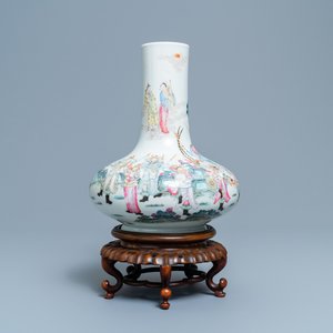 Een flesvormige Chinese famille rose vaas met onsterfelijken, Qianlong merk, Republiek — foto 1