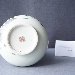 Een flesvormige Chinese famille rose vaas met onsterfelijken, Qianlong merk, Republiek — foto 11
