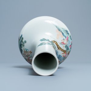 Een flesvormige Chinese famille rose vaas met onsterfelijken, Qianlong merk, Republiek — foto 6