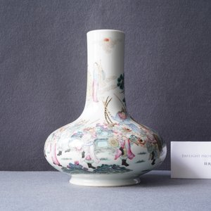 Een flesvormige Chinese famille rose vaas met onsterfelijken, Qianlong merk, Republiek — foto 8
