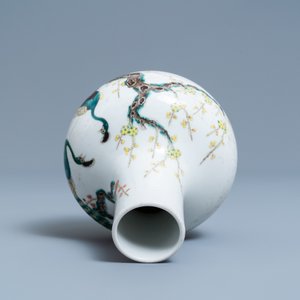 Een flesvormige Chinese famille rose vaas met pauwen, Qianlong merk, 19e eeuw — foto 5