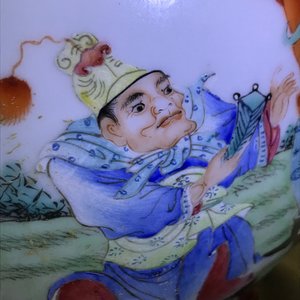 Een flesvormige Chinese famille rose vaas, Qianlong merk, Republiek, 20e eeuw — foto 18