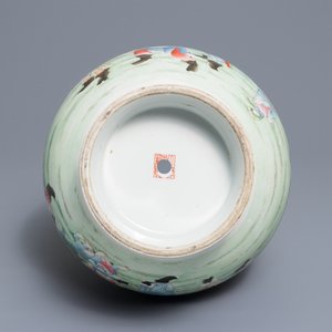 Een flesvormige Chinese famille rose vaas, Qianlong merk, Republiek, 20e eeuw — foto 5