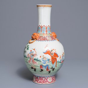 Een flesvormige Chinese famille rose vaas, Qianlong merk, Republiek, 20e eeuw — foto 7