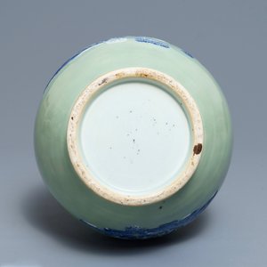 Een flesvormige Chinese vaas met blauwwit decor en celadon fondkleur, 19e eeuw — foto 5