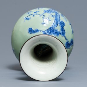Een flesvormige Chinese vaas met blauwwit decor en celadon fondkleur, 19e eeuw — foto 6