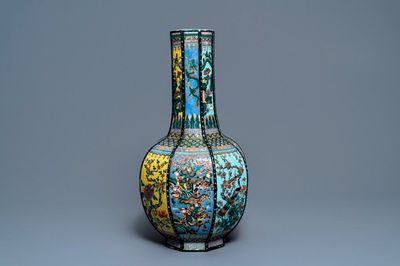 Een flesvormige octagonale Chinese famille rose vaas, 19e eeuw