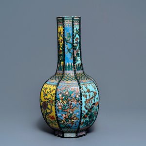 Een flesvormige octagonale Chinese famille rose vaas, 19e eeuw — foto 1