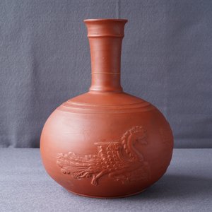 Een flesvormige yixing-stijl vaas in rood aardewerk, mogelijk Delft, 18e eeuw — foto 17