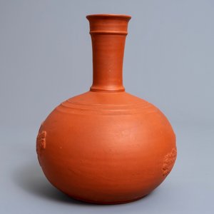 Een flesvormige yixing-stijl vaas in rood aardewerk, mogelijk Delft, 18e eeuw — foto 3