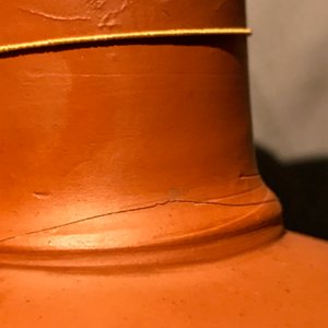 Een flesvormige yixing-stijl vaas in rood aardewerk, mogelijk Delft, 18e eeuw — foto 8