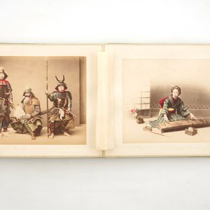 Een foto-album met 50 handingekleurde albumine foto’s in originele presentatiedoos, 19e eeuw, Japan — foto 4