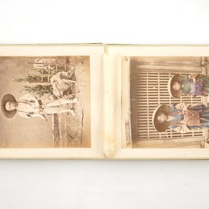 Een foto-album met 50 handingekleurde albumine foto’s in originele presentatiedoos, 19e eeuw, Japan — foto 6