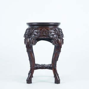 Een fraai bewerkte ronde Chinese hardhouten sokkel met marmeren blad, 19/20e eeuw — foto 2