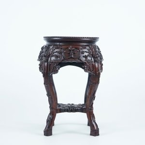 Een fraai bewerkte ronde Chinese hardhouten sokkel met marmeren blad, 19/20e eeuw — foto 4