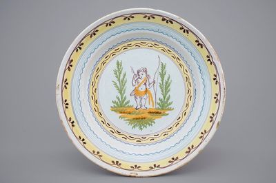 Een fraai Brussels bord met Cupido met pijl en boog, ca. 1780