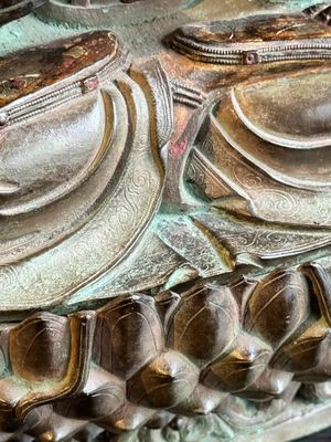 Een fraai Chinees deels gelakt en verguld bronzen beeld van Bodhisattva op lotustroon, Ming — foto 10