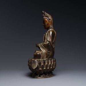 Een fraai Chinees deels gelakt en verguld bronzen beeld van Bodhisattva op lotustroon, Ming — foto 3