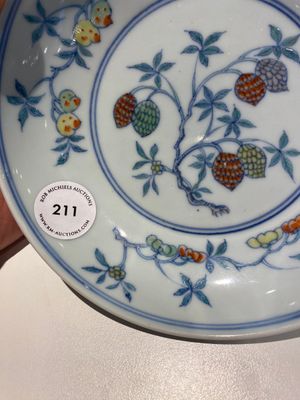 Een fraai Chinees doucai bord met vruchtendecor, Kangxi — foto 2