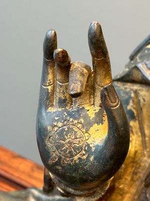 Een fraai en groot Chinees verguld en gelakt bronzen beeld van een Bodhisattva, Ming — foto 15