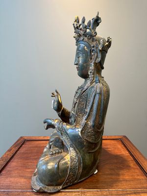 Een fraai en groot Chinees verguld en gelakt bronzen beeld van een Bodhisattva, Ming — foto 2