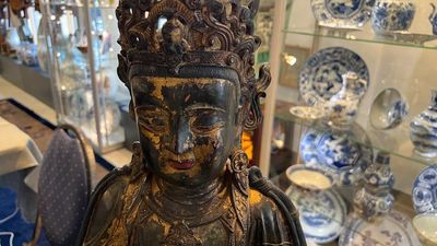 Een fraai en groot Chinees verguld en gelakt bronzen beeld van een Bodhisattva, Ming — foto 24