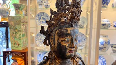 Een fraai en groot Chinees verguld en gelakt bronzen beeld van een Bodhisattva, Ming — foto 38