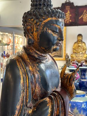Een fraai en groot Japans verguld en gelakt houten beeld van een Boeddha Shaka, Edo — foto 4
