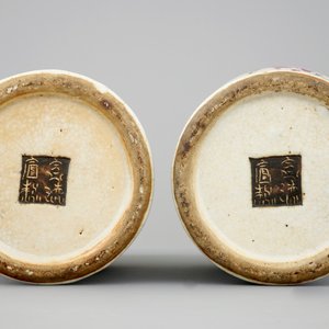 Een fraai gespiegeld paar Chinese Nanking vazen in famille rose, 19e eeuw — foto 6