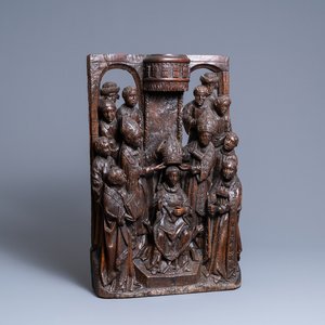Een fraai gestoken eikenhouten groep met de kroning van een bisschop, Noord-Frankrijk, ca. 1500 — foto 1