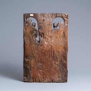 Een fraai gestoken eikenhouten groep met de kroning van een bisschop, Noord-Frankrijk, ca. 1500 — foto 4