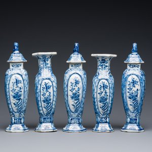 Een fraai klein blauw-wit Delfts vijfdelig kaststel, 18e eeuw — foto 2