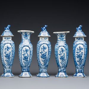 Een fraai klein blauw-wit Delfts vijfdelig kaststel, 18e eeuw — foto 3