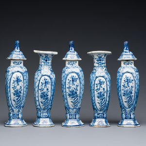 Een fraai klein blauw-wit Delfts vijfdelig kaststel, 18e eeuw — foto 4
