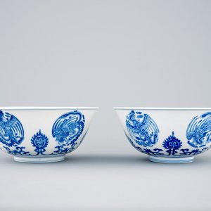 Een fraai paar Chinese blauw-witte kommen met phoenixen, Kangxi — foto 4