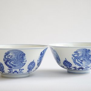 Een fraai paar Chinese blauw-witte kommen met phoenixen, Kangxi — foto 8