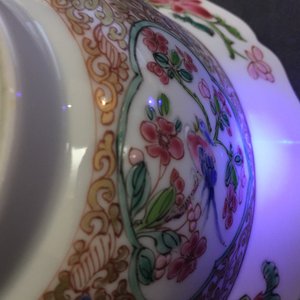 Een fraai paar Chinese famille rose dekselkommen, Yongzheng — foto 11
