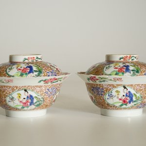 Een fraai paar Chinese famille rose dekselkommen, Yongzheng — foto 15
