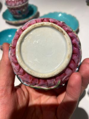 Een fraai paar Chinese famille rose 'lotus' dekselkommen op onderschotels, Qianlong — foto 12