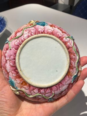 Een fraai paar Chinese famille rose 'lotus' dekselkommen op onderschotels, Qianlong — foto 16
